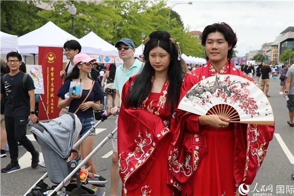 5、當(dāng)?shù)厝A僑華人身穿漢服參加文化節(jié)。 人民網(wǎng)記者 李志偉攝