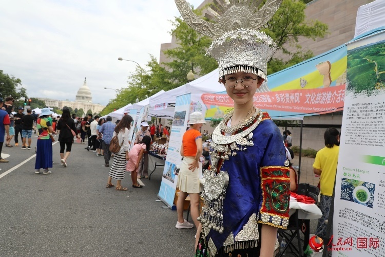 在第22屆美國(guó)華盛頓“中國(guó)文化節(jié)”上，一名當(dāng)?shù)孛癖娚泶┲袊?guó)少數(shù)民族服飾。人民網(wǎng)記者 李志偉攝