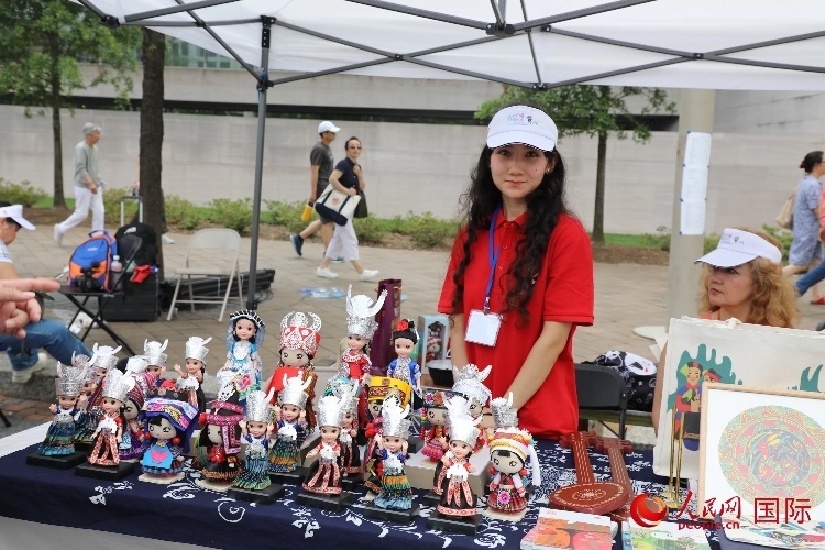 在今年活動(dòng)上，貴州代表團(tuán)設(shè)立的貴州非遺文化、“村BA”文創(chuàng)、貴州茶文化等展區(qū)。人民網(wǎng)記者 李志偉攝