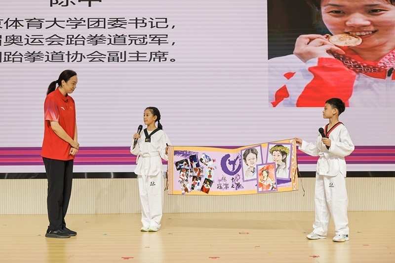 兩位學(xué)生小記者對(duì)話陳中老師。學(xué)校供圖