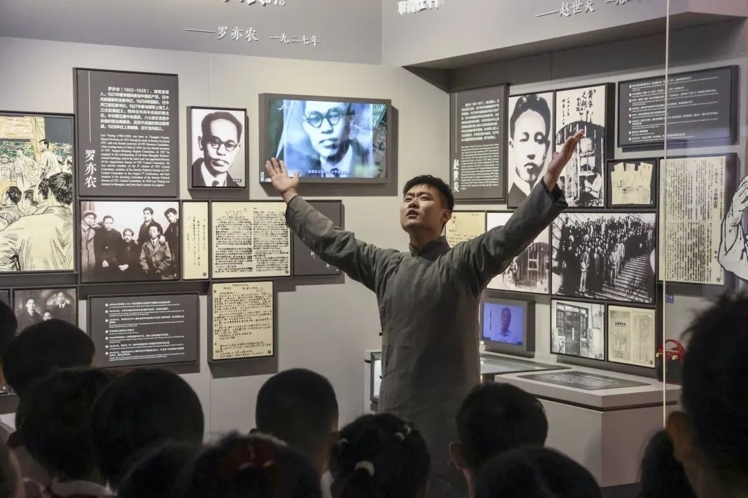 勞模身穿長(zhǎng)袍再現(xiàn)烈士事跡。徐匯區(qū)總工會(huì)供圖