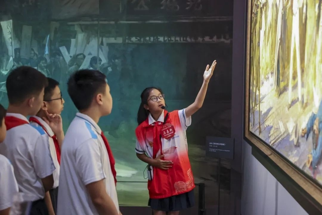 同學(xué)們觀賞不同革命場(chǎng)景及烈士形象的藝術(shù)作品。徐匯區(qū)總工會(huì)供圖
