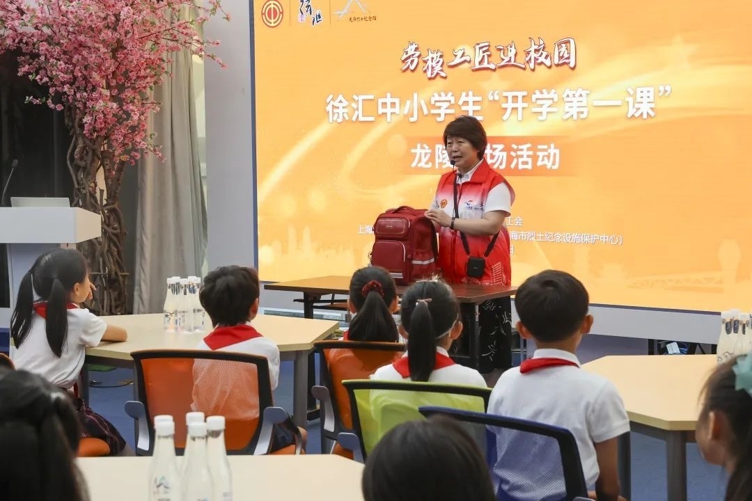 勞模工匠現(xiàn)場(chǎng)向同學(xué)們傳授勞動(dòng)技能。徐匯區(qū)總工會(huì)供圖