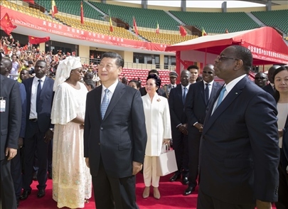 2018年7月22日，國家主席習(xí)近平在達(dá)喀爾同時任塞內(nèi)加爾總統(tǒng)薩勒共同出席塞內(nèi)加爾競技摔跤場項(xiàng)目移交儀式。新華社記者 王曄 攝