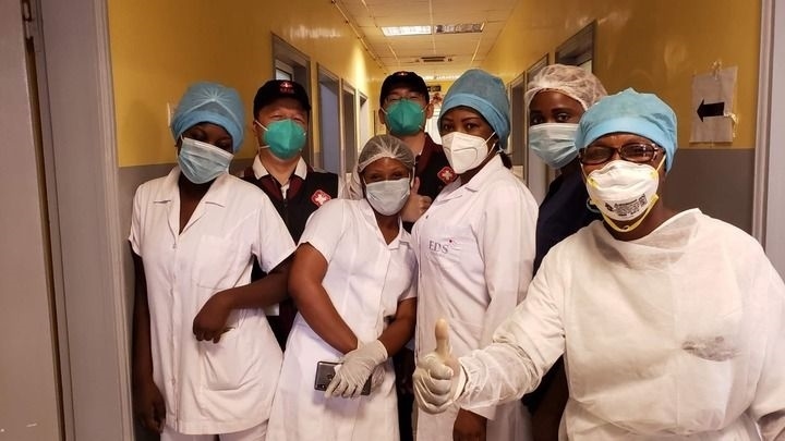 2020年5月26日，中國抗疫醫(yī)療專家組在剛果（布）首都布拉柴維爾指導(dǎo)新冠肺炎病房建設(shè)時(shí)，與當(dāng)?shù)匾痪€醫(yī)務(wù)人員合影。新華社發(fā)