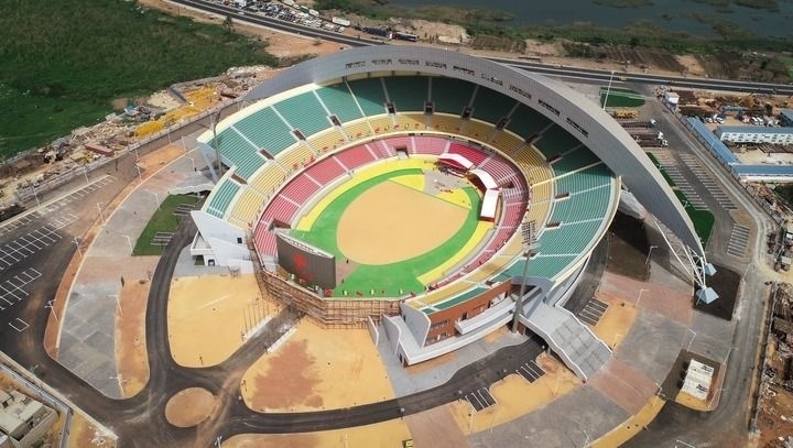 這是2018年7月18日在塞內(nèi)加爾首都達(dá)喀爾航拍的中國援建的塞內(nèi)加爾競(jìng)技摔跤場(chǎng)。新華社記者 呂帥 攝