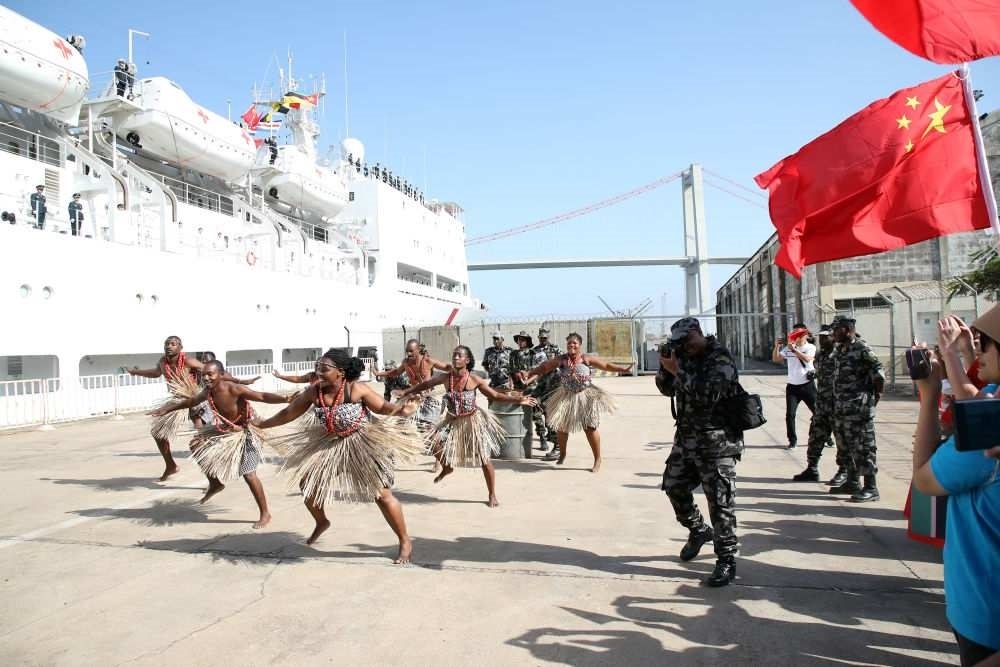 2024年8月16日，在莫桑比克馬普托港，當(dāng)?shù)匮輪T表演舞蹈，歡送中國(guó)海軍“和平方舟”號(hào)醫(yī)院船。