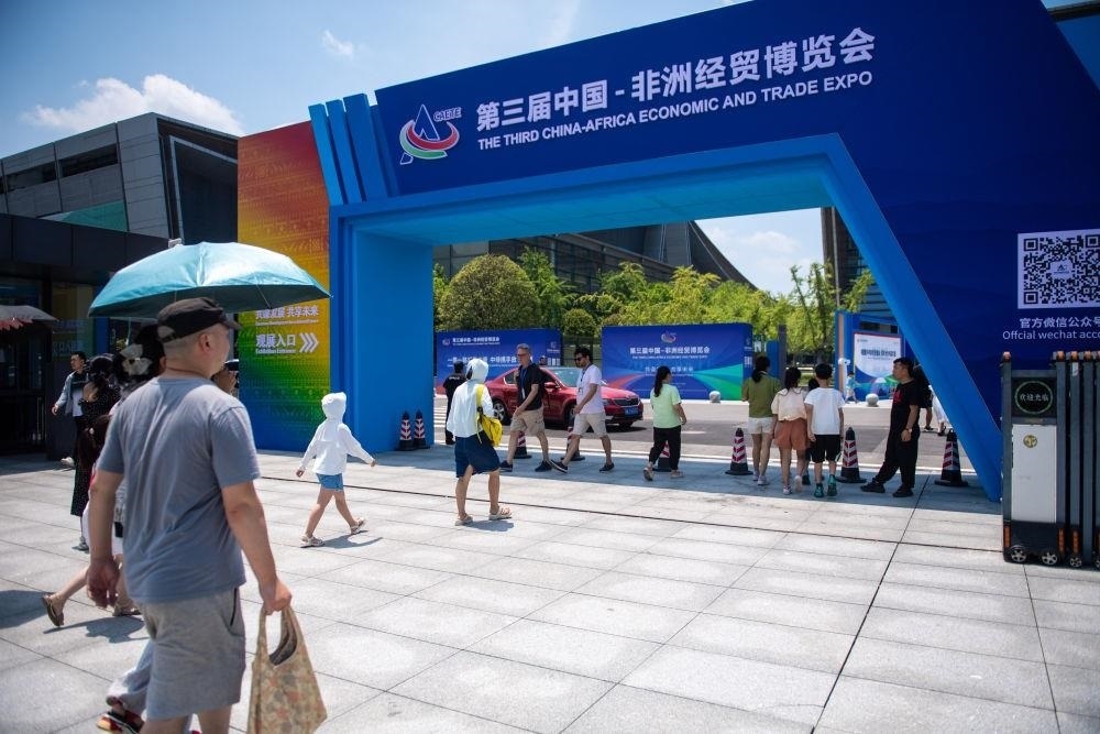 △2023年7月，在湖南長沙國際會展中心，觀眾進入中非經(jīng)貿(mào)博覽會展會現(xiàn)場。