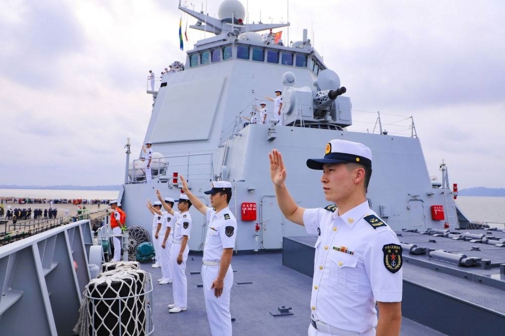 2023年7月8日，中國(guó)海軍第43批護(hù)航編隊(duì)官兵向加蓬利伯維爾奧文多港碼頭的歡迎人群揮手致意。中國(guó)海軍第43批護(hù)航編隊(duì)抵達(dá)加蓬利伯維爾，開始對(duì)加蓬進(jìn)行為期4天的友好訪問。