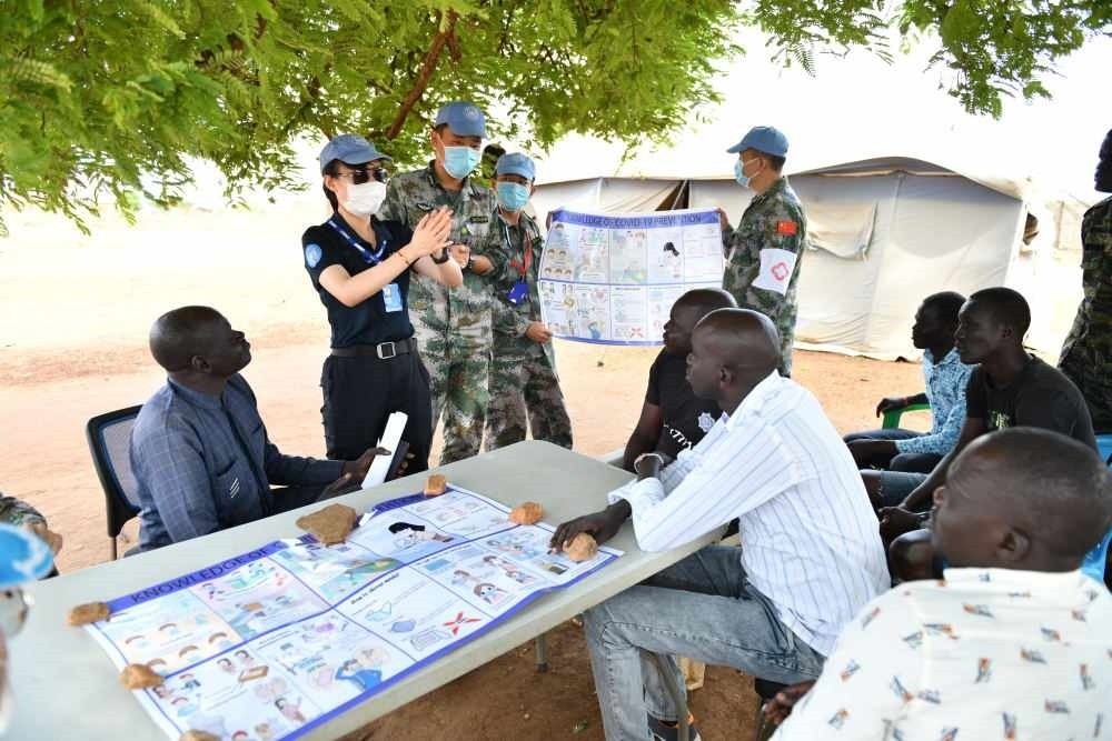 2020年3月，在南蘇丹首都朱巴，執(zhí)行聯(lián)合國(guó)維和任務(wù)的中國(guó)維和警察廖潔給當(dāng)?shù)鼐熘v解防疫知識(shí)。