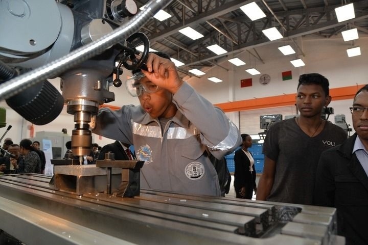 2024年4月26日，在馬達(dá)加斯加首都塔那那利佛，塔那那利佛大學(xué)理工學(xué)院的學(xué)生在魯班工坊操作設(shè)備。新華社發(fā)（西塔卡·拉喬納里松攝）