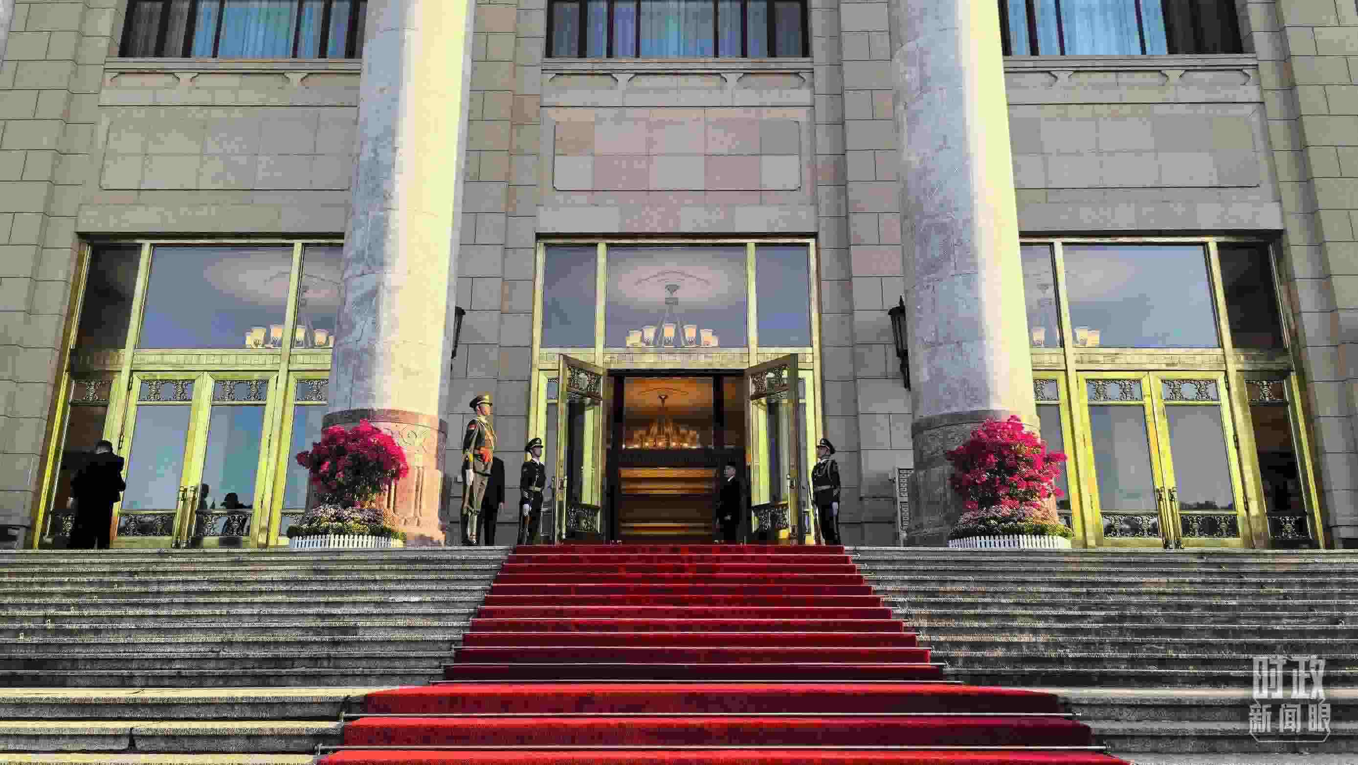 △人民大會堂外，禮兵列隊(duì)迎接貴賓。（總臺央視記者陸泓宇拍攝）