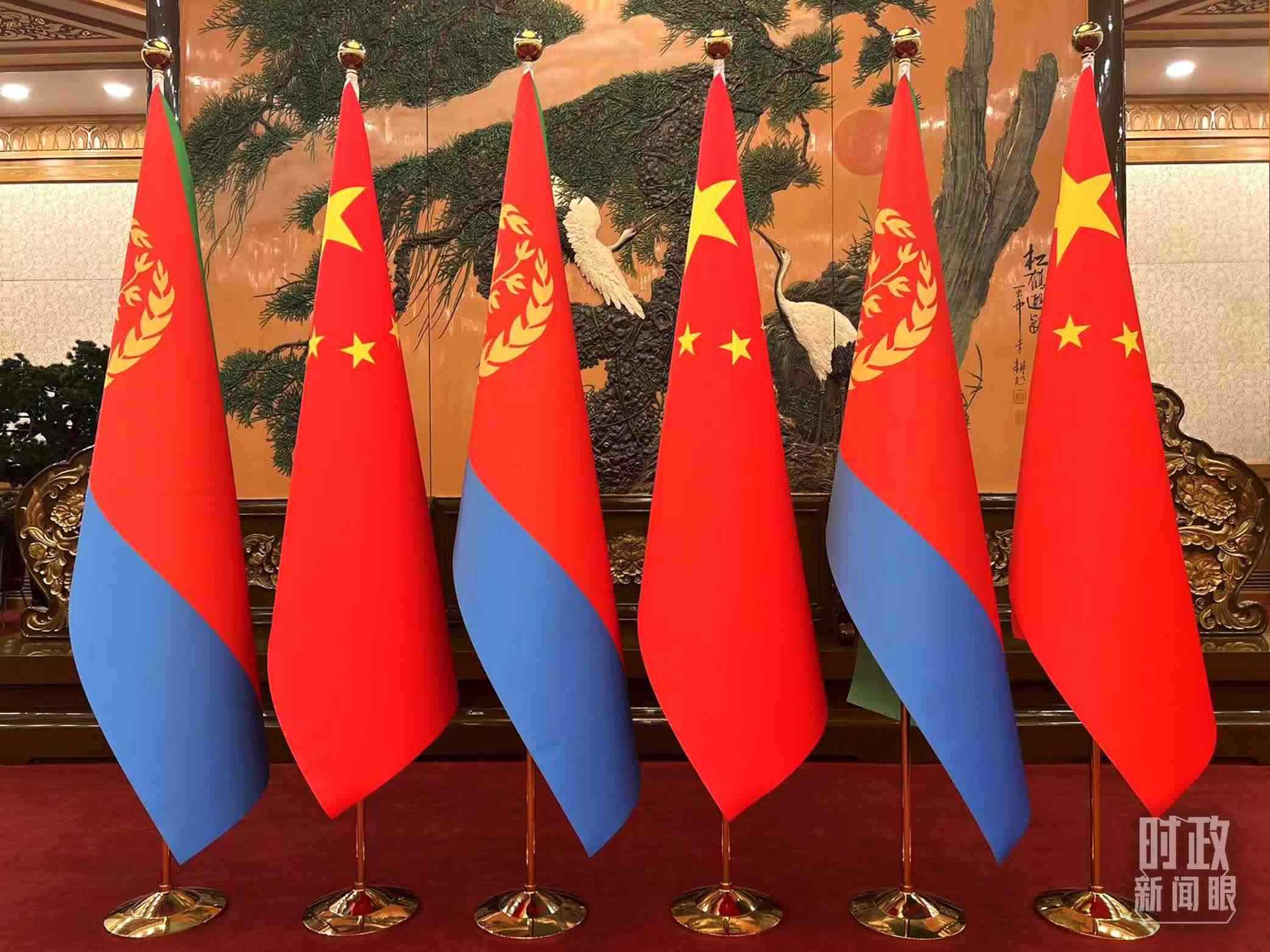 △會見現(xiàn)場擺放的中國和厄立特里亞兩國國旗。（總臺央視記者趙婷拍攝）