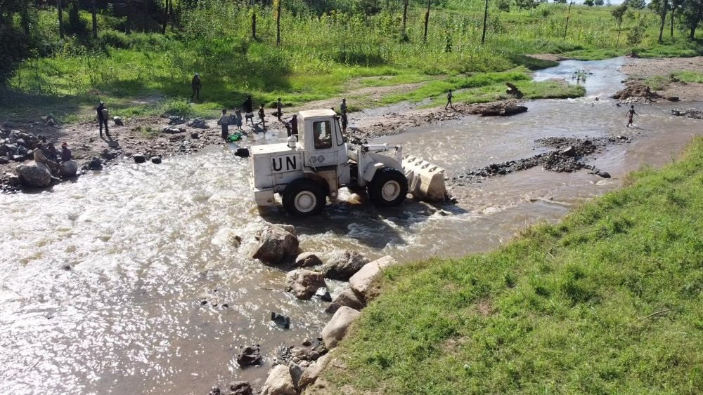 2023年6月7日，在剛果（金）南基伍省卡萊亥地區(qū)，中國(guó)第26批赴剛果（金）維和工兵分隊(duì)官兵進(jìn)行施工作業(yè)。