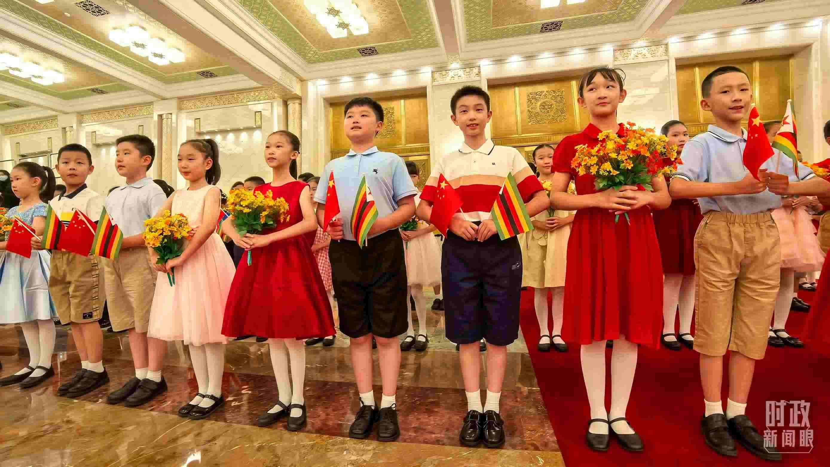 △現(xiàn)場(chǎng)歡迎津巴布韋總統(tǒng)訪華的青少年。（總臺(tái)央視記者鐘銳拍攝）