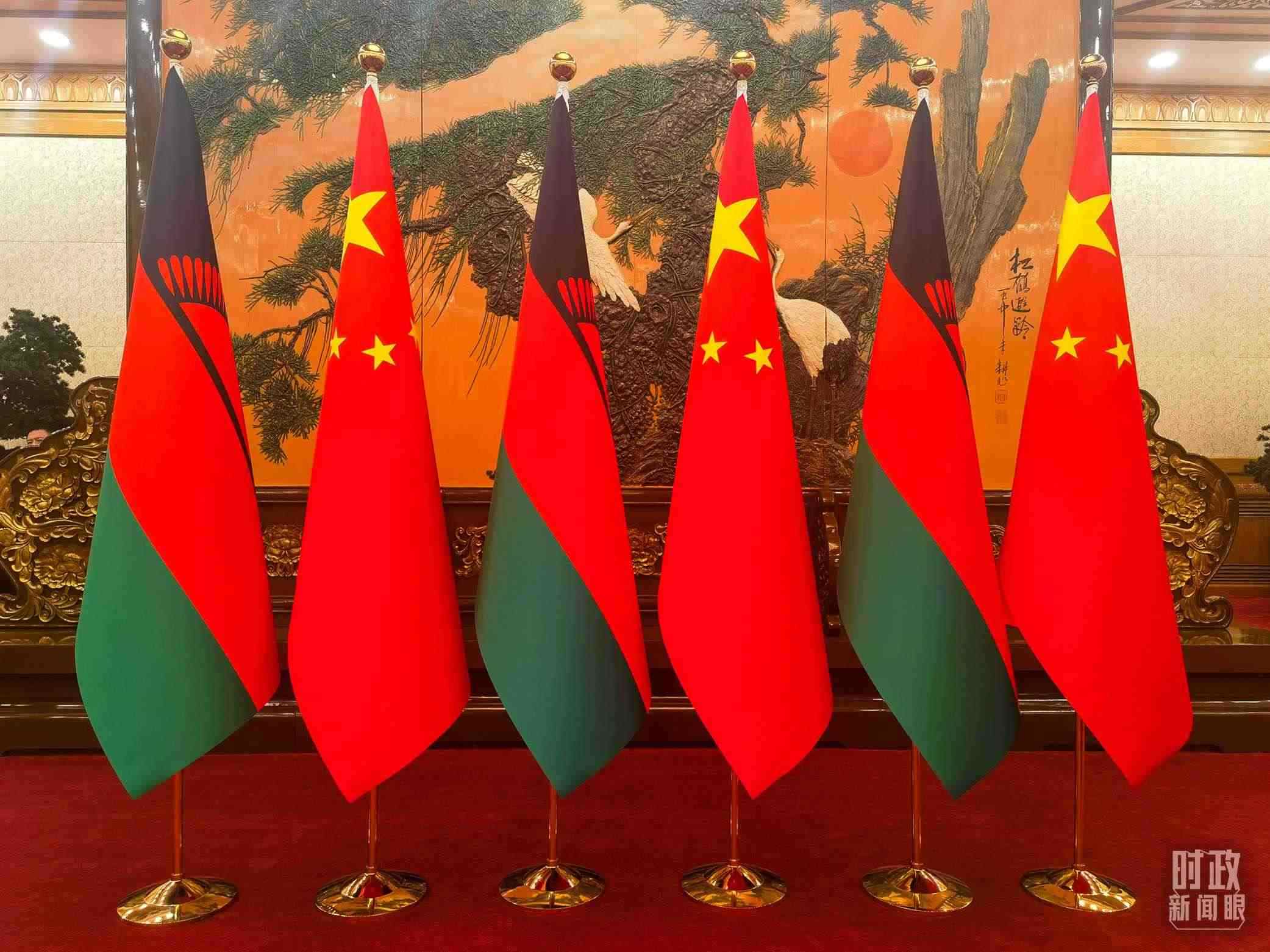 △中國(guó)和馬拉維國(guó)旗。（總臺(tái)央視記者陳曦拍攝）