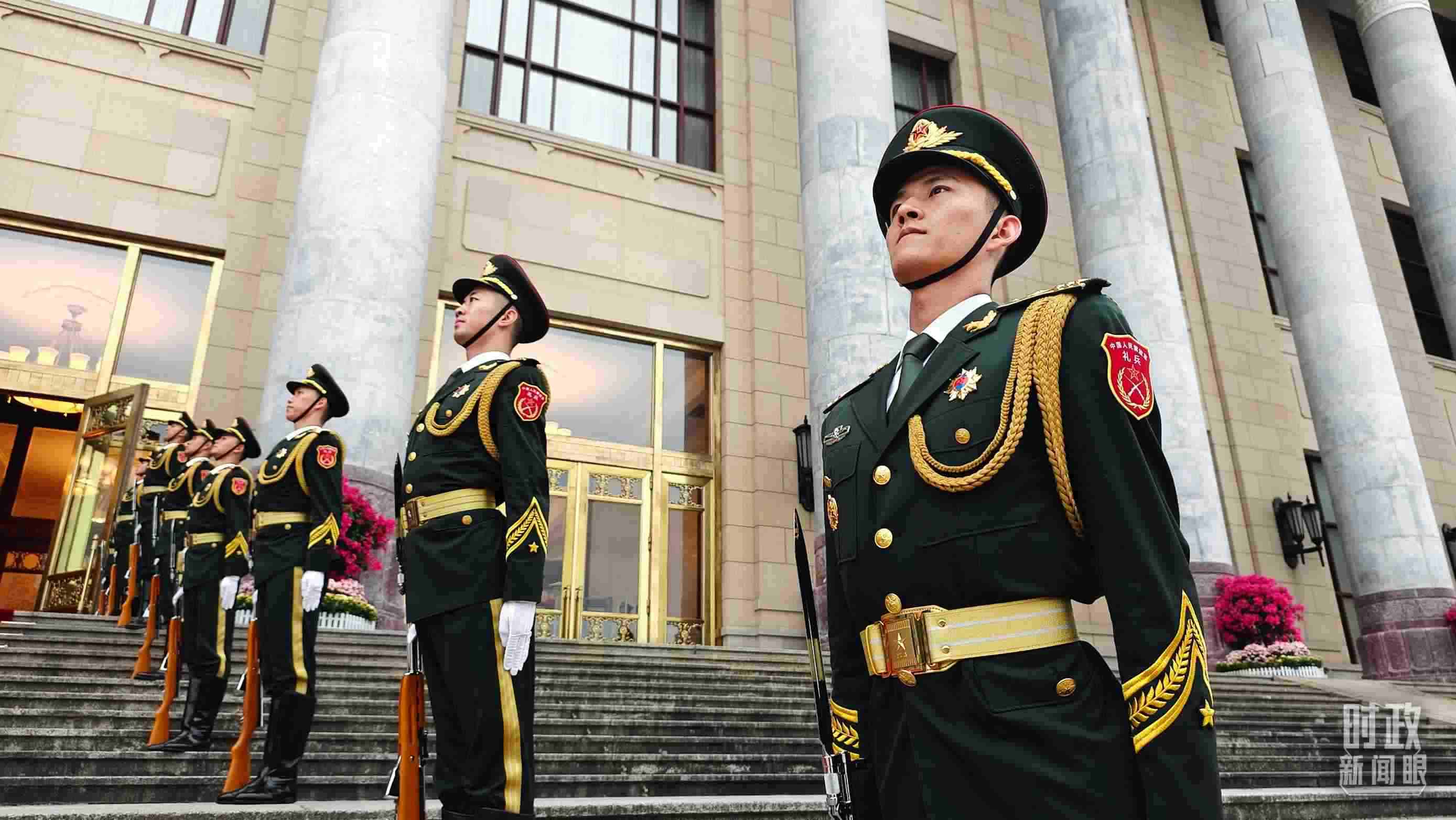  △人民大會(huì)堂外，禮兵列隊(duì)歡迎外國(guó)領(lǐng)導(dǎo)人。（總臺(tái)央視記者韓銳拍攝）