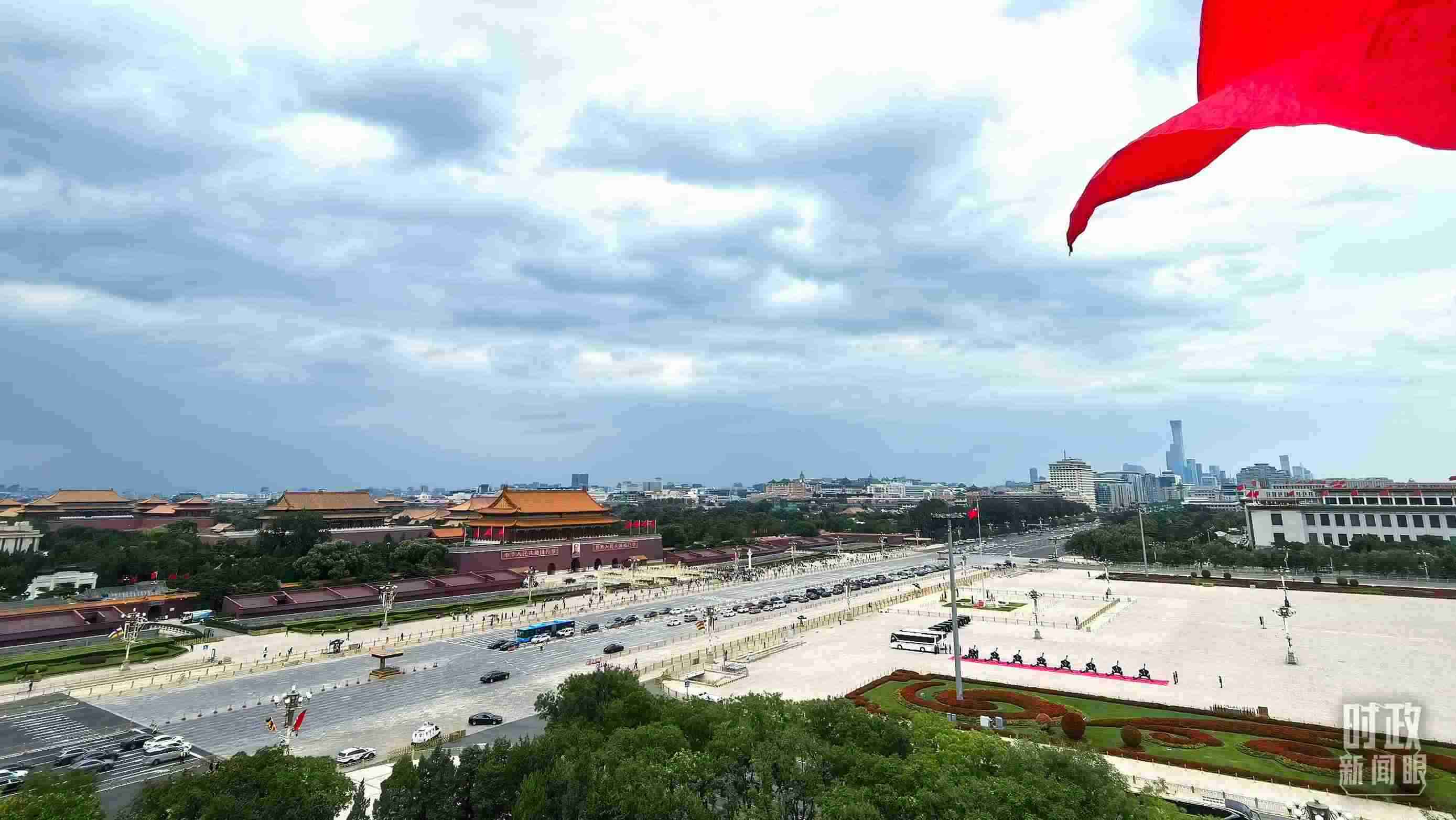 △北京長(zhǎng)安街兩側(cè)懸掛中非合作論壇成員旗幟。（總臺(tái)央視記者張垚拍攝）