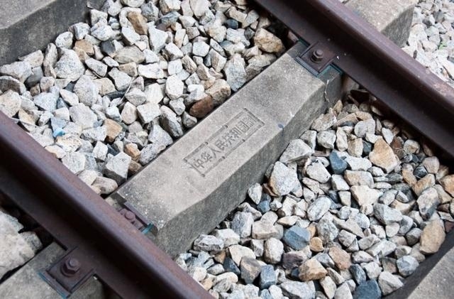 坦贊鐵路鋼筋混凝土軌枕上的“中華人民共和國制”字樣清晰可辨。