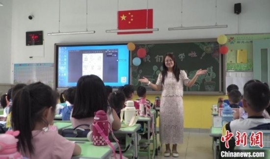 圖為衡水市新苑小學(xué)，老師正在給學(xué)生講開學(xué)第一課的內(nèi)容。王天祥 攝