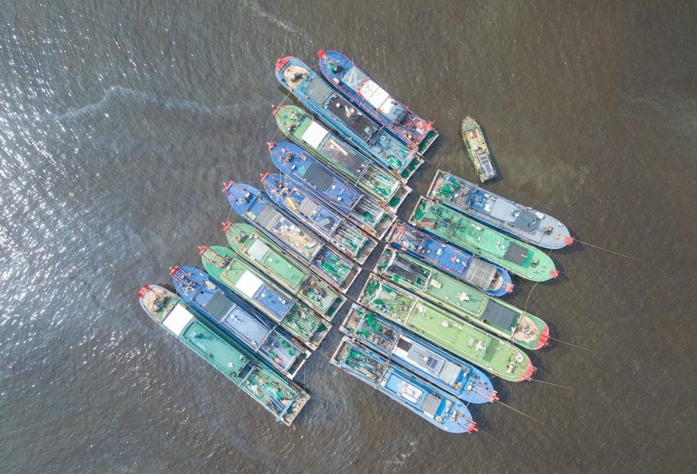 9月4日，船只在海南省?？谑行赂鄞a頭?？勘茱L(fēng)（無人機照片）。新華社記者 蒲曉旭 攝