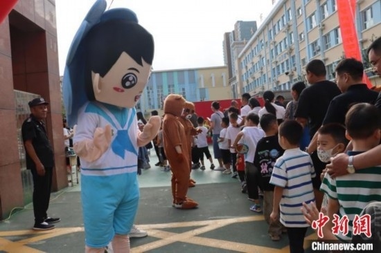 圖為衡水市新苑小學(xué)，老師穿上玩偶服裝歡迎新生入學(xué)。王天祥 攝