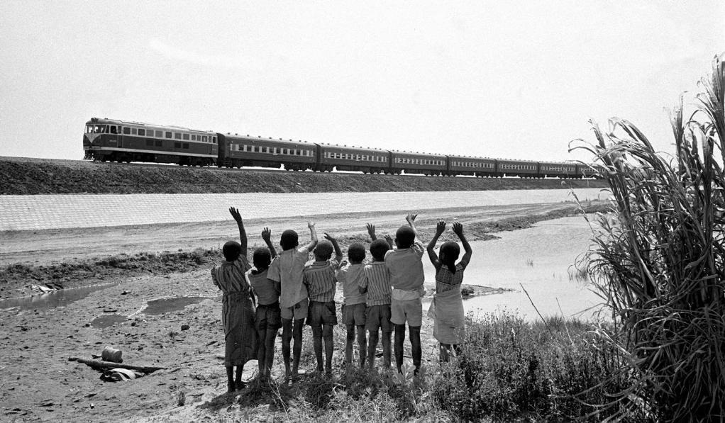 贊比亞魯西瓦西湖畔的少年兒童歡迎坦贊鐵路的列車通到他們的家鄉(xiāng)（1976年攝）。新華社發(fā)