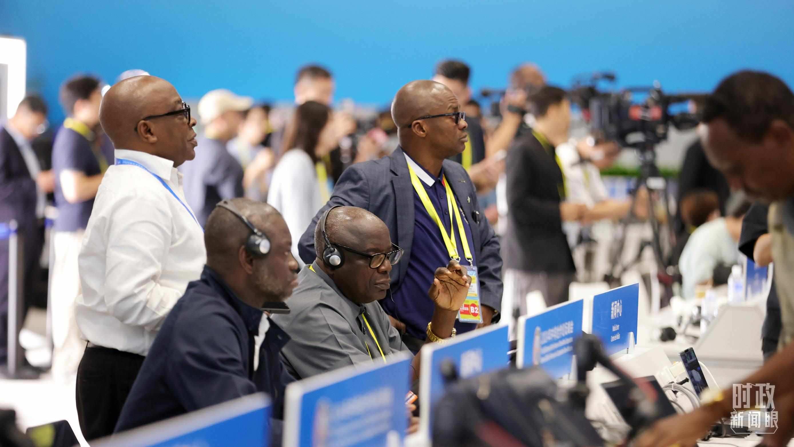  △媒體記者在人民大會堂和新聞中心參與峰會報道。（總臺央視記者范一鳴、魏幫軍拍攝）