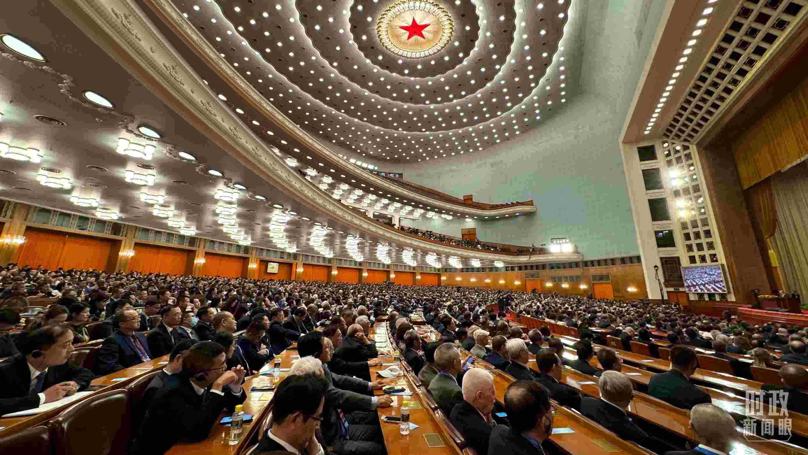  △中非合作論壇非方成員國國家元首、政府首腦、代表團團長及國際和地區(qū)組織負責人等中外各界人士3200余人出席開幕式。（總臺央視記者蔣碩拍攝）