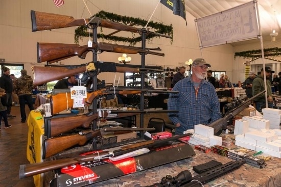 這是2022年1月22日在美國達(dá)拉斯槍展上拍攝的槍支。新華社發(fā)（李琳攝）