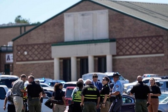 9月4日，在美國佐治亞州巴羅縣溫德市，警察聚集在發(fā)生槍擊事件的阿巴拉契高中外。新華社/美聯(lián)