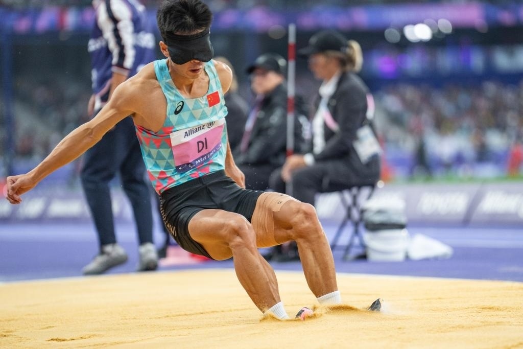 8月30日，邸東東在巴黎殘奧會(huì)田徑男子跳遠(yuǎn)T11級(jí)決賽中試跳。新華社記者 黃偉 攝