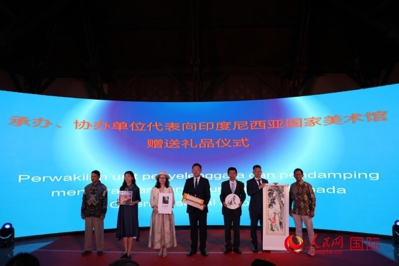 在展覽開幕式現(xiàn)場，本次展覽的承辦、協(xié)辦單位代表向印尼國家美術(shù)館贈送禮品。人民網(wǎng)記者 曹師韻攝