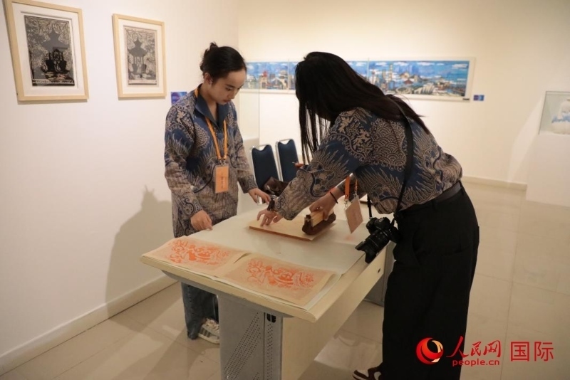 展覽現(xiàn)場的拓印技藝體驗(yàn)工坊。人民網(wǎng)記者曹師韻攝