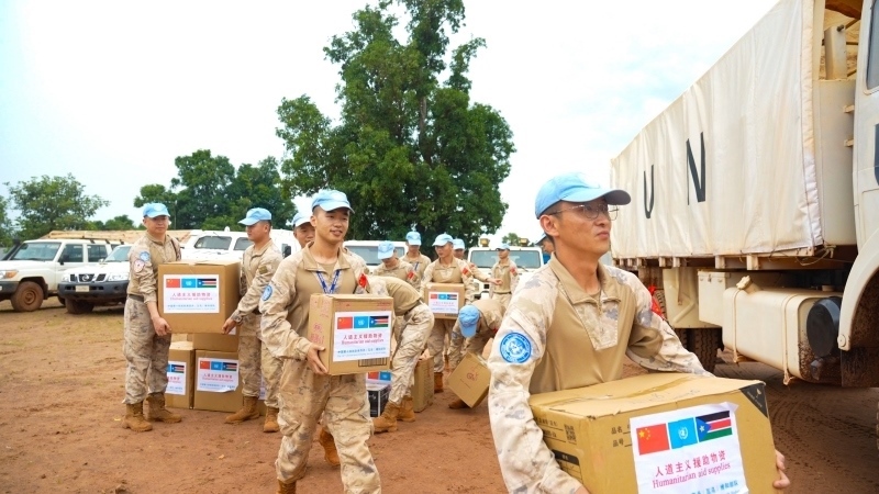 搬運(yùn)援助物資。孫千攝