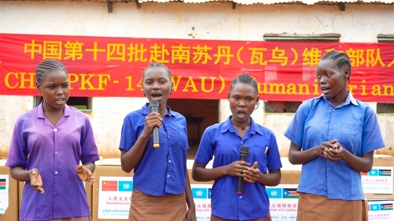 動(dòng)聽的歌聲歡迎中國官兵。王軍杰攝