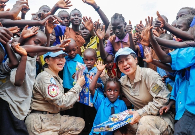 學(xué)生對(duì)中國官兵援助表達(dá)感謝。王皓宇攝