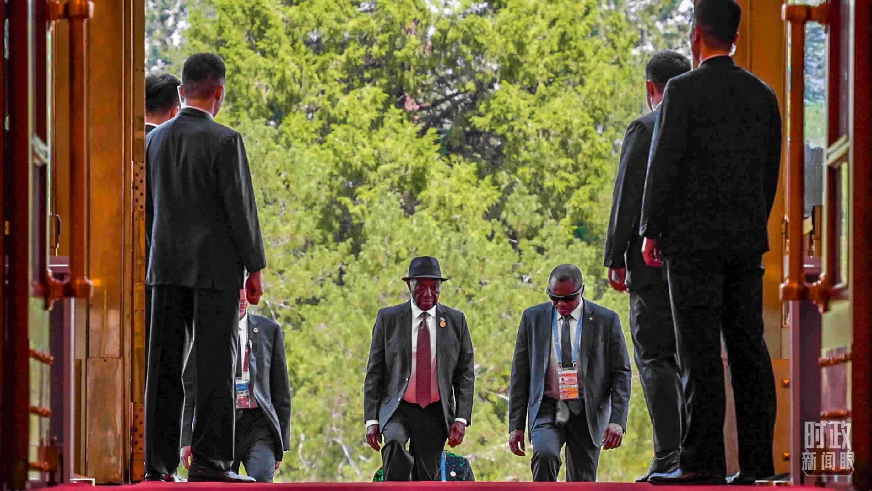 利比里亞總統(tǒng)博阿凱步入人民大會(huì)堂。（總臺(tái)央視記者蔣碩拍攝）