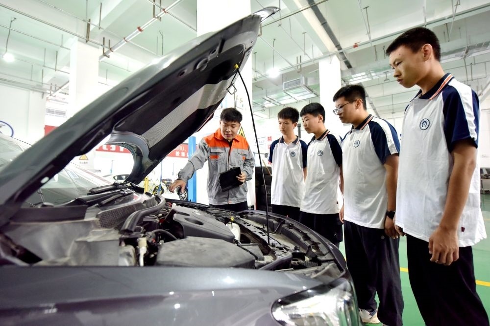 2024年6月7日，河北省邢臺市威縣職業(yè)技術(shù)教育中心教師在指導學生學習汽車維修技術(shù)。新華社記者 王曉 攝