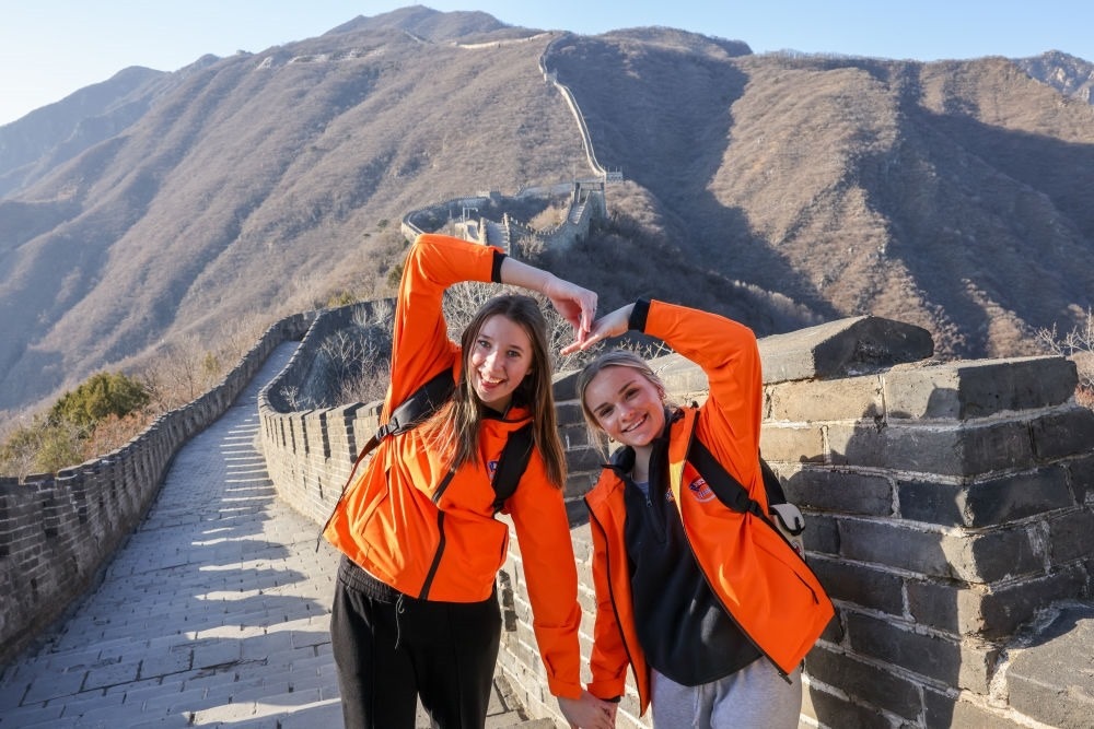 2024年3月20日，美國華盛頓州中學生代表團的成員在北京慕田峪長城留影。新華社記者 殷剛 攝