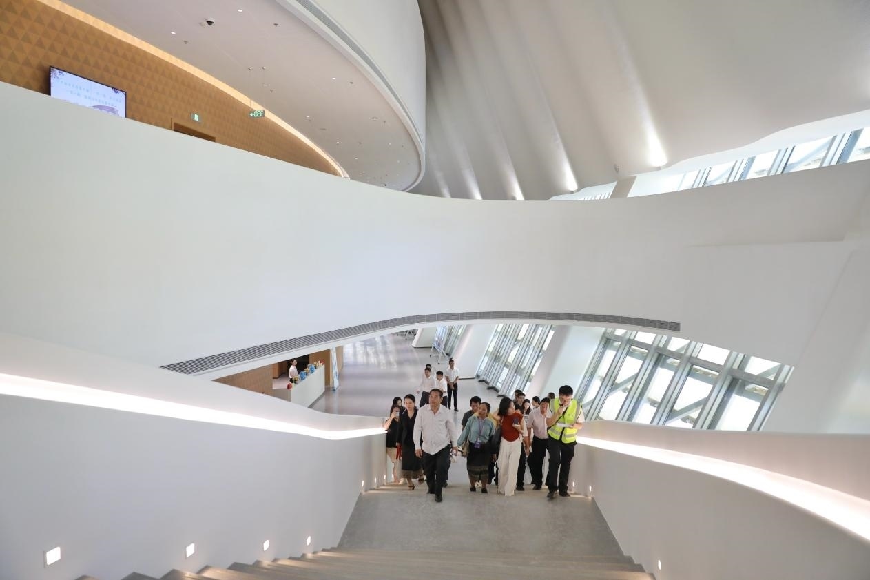 亞洲媒體考察團正在上樓?！吨袊?jīng)濟周刊》記者 肖翊攝