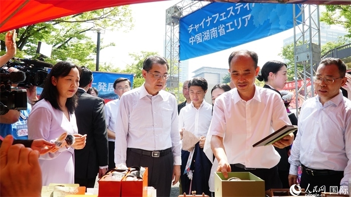 湖南展位工作人員向中國駐日本大使吳江浩介紹特色文創(chuàng)產(chǎn)品。人民網(wǎng) 蔣曉辰攝