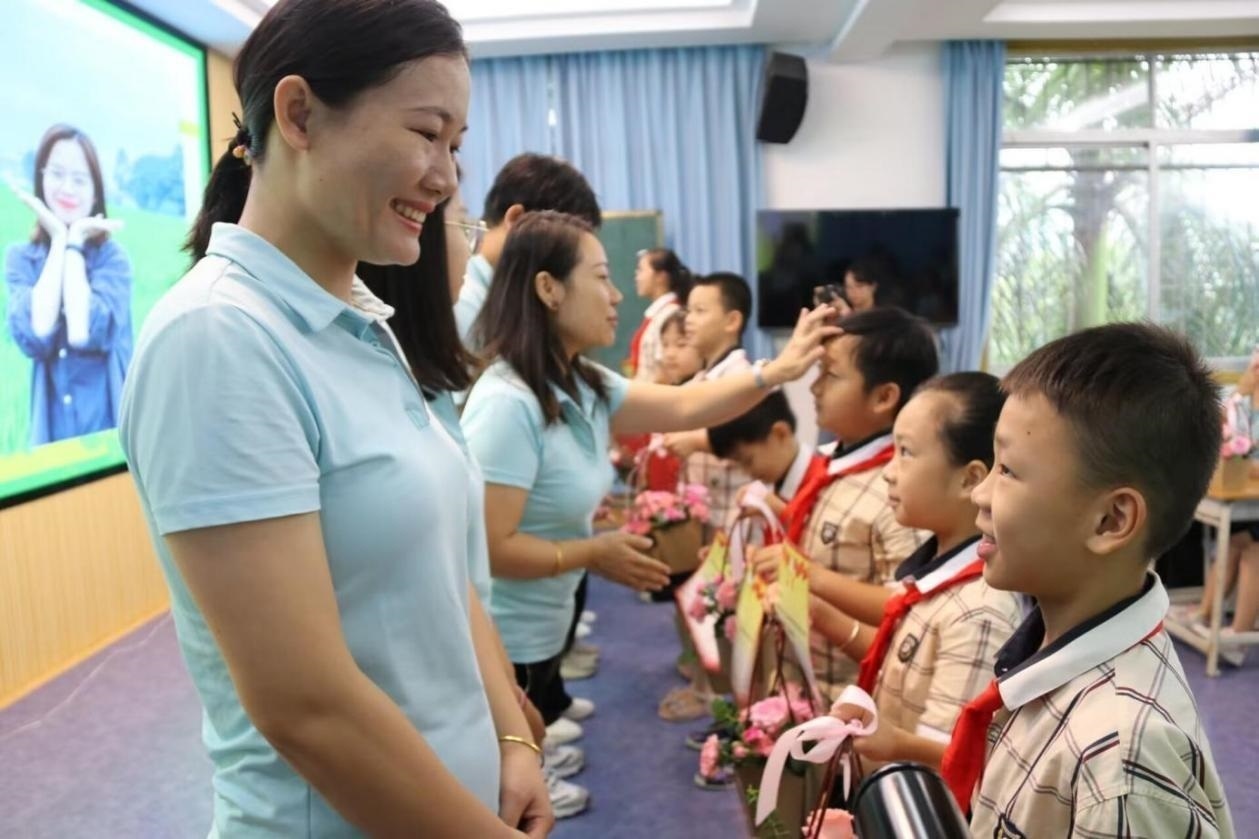 2023年教師節(jié)前，廣西南寧一所學(xué)校，學(xué)生向老師獻(xiàn)上鮮花、賀卡。