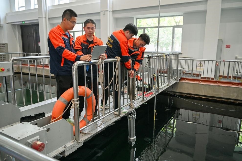 哈爾濱工程大學(xué)水聲工程學(xué)院學(xué)生在進(jìn)行技術(shù)實(shí)驗(yàn)。新華社記者王松 攝