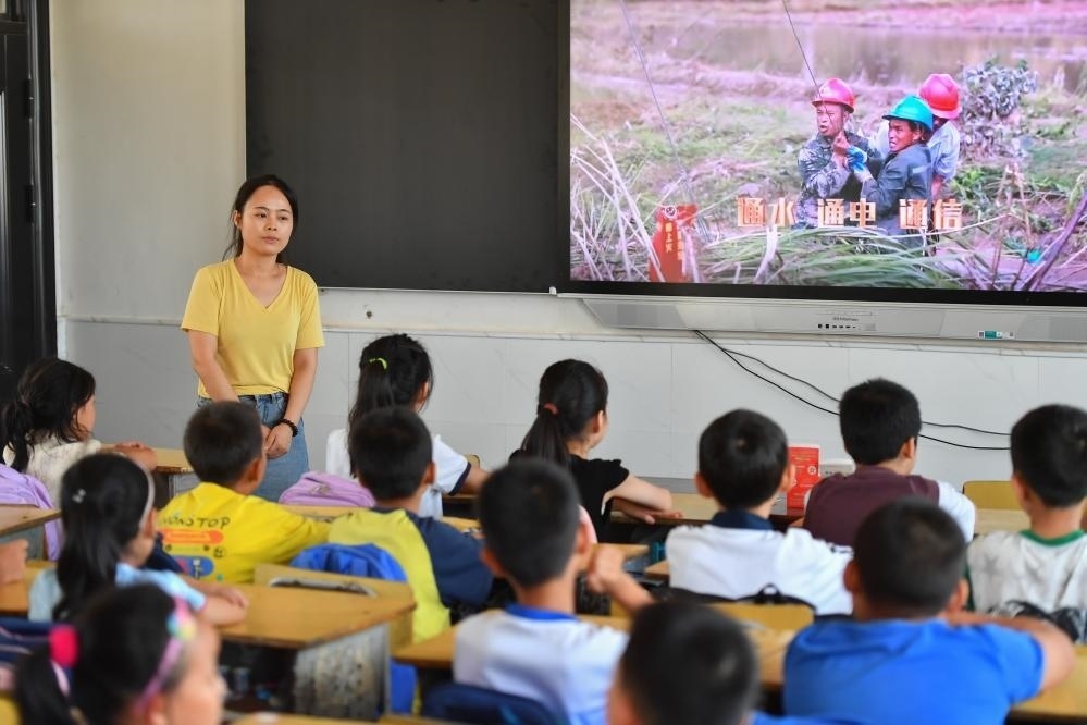 今年夏天，湖南華容縣等地遭受洪澇災(zāi)害。9月，華容縣一所學(xué)校，老師通過講述防災(zāi)救災(zāi)故事，引導(dǎo)孩子們知情、共情，汲取成長(zhǎng)的力量。