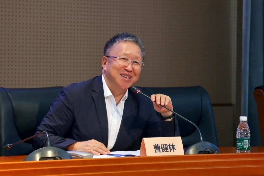 科技部原副部長、十三屆全國政協(xié)教科衛(wèi)體委員會副主任、現(xiàn)任季華實驗室理事長、主任曹健林致辭。主辦方供圖