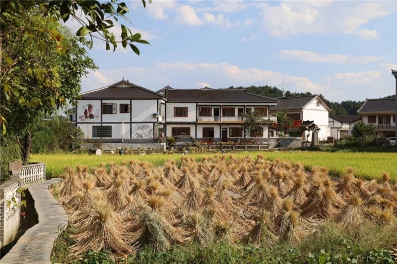 傳統(tǒng)的黔北村莊風(fēng)貌同現(xiàn)代民居元素相融合，人文風(fēng)光與生態(tài)自然風(fēng)景相結(jié)合，人與自然和諧共生。（俄羅斯《中國(guó)與俄羅斯》雜志社社長(zhǎng)奧列格·別列日內(nèi)赫攝）