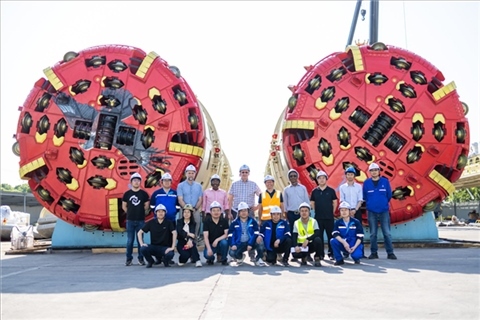 中外員工在盾構(gòu)機前合影。中國電建供圖