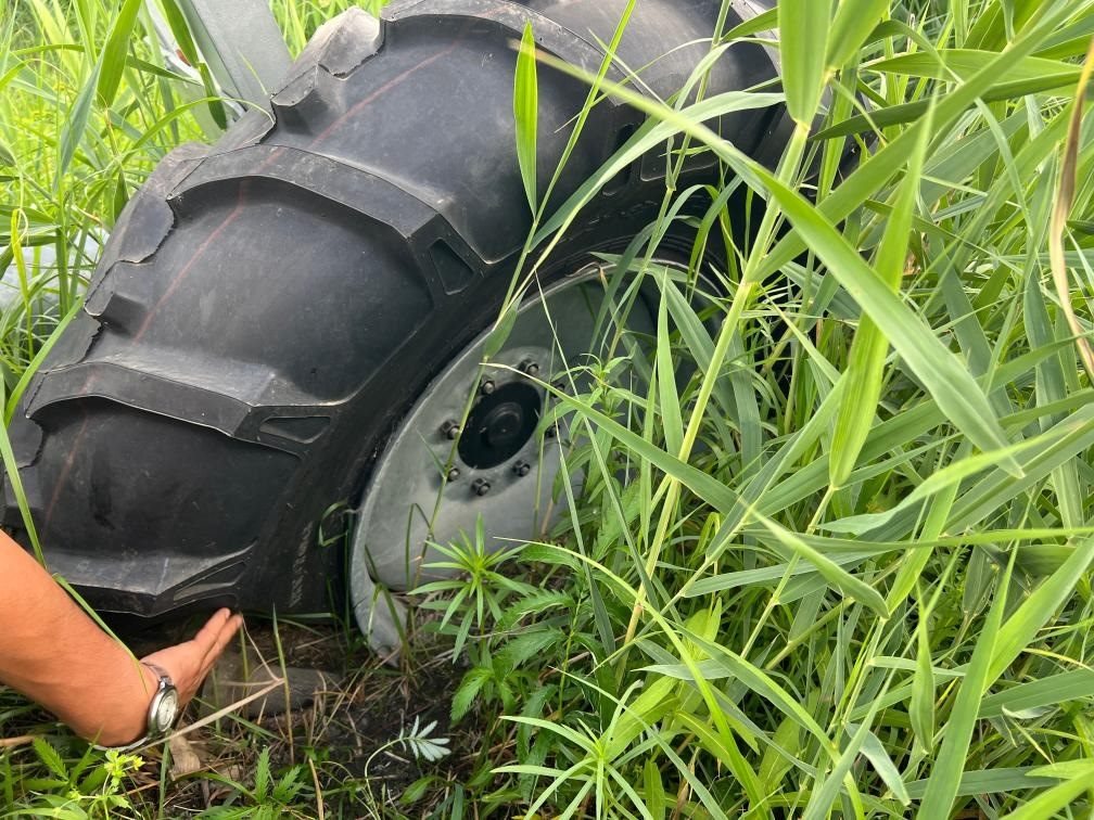 林甸縣一處大型噴灌設(shè)備癟了的輪胎。新華社記者董寶森攝