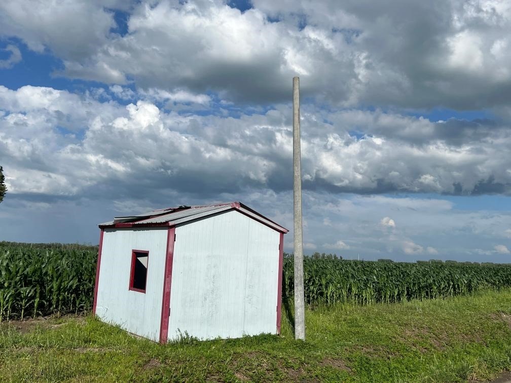 林甸縣一處保護(hù)水源井的鐵皮房出現(xiàn)破損，未見配套設(shè)備。新華社記者董寶森攝